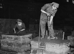 1951 slečny Vytrhlíková a Jurčíková ve slévárně